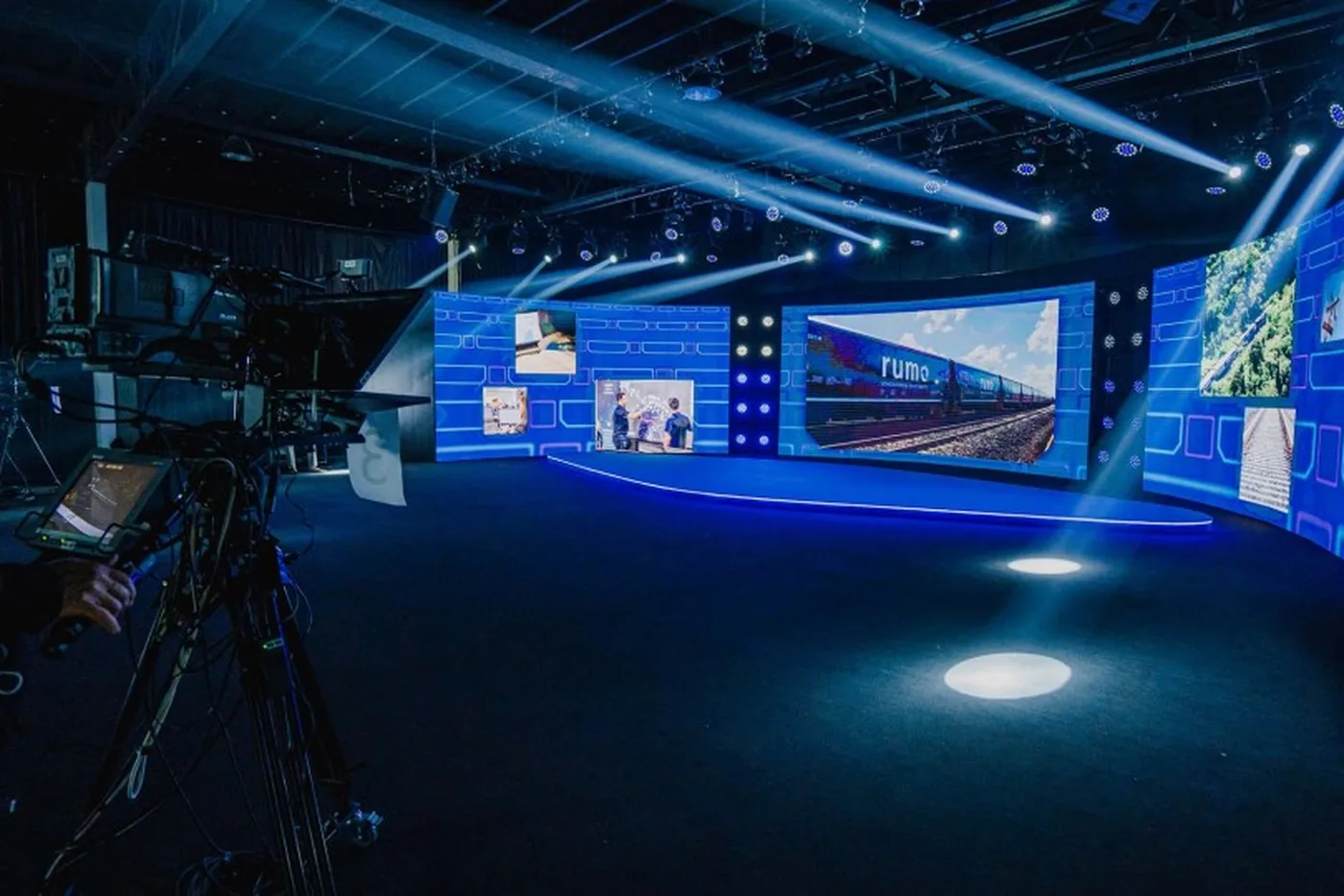 Plató con pantallas LED, iluminación y cámara de televisión durante una realización