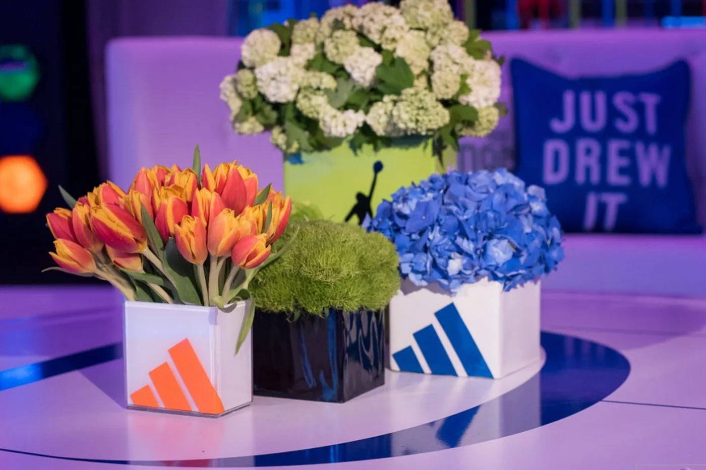 Detalle de ambientación floral personalizada con la imagen de marca del evento